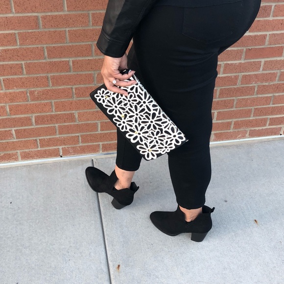 Textured Clutch With Stylish Black And White - Picture 4 of 6